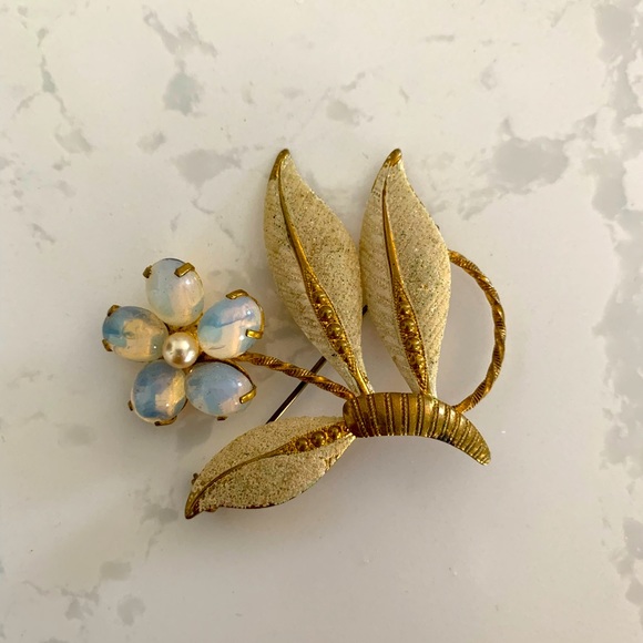 Vintage flower brooch - Picture 1 of 3